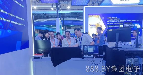 盘州市委常委、常务副市长潘学元莅临888.BY集团电子展台看望研发团队并给予关心慰问